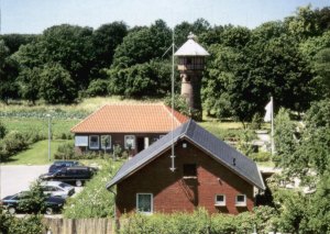 Das Clubhaus mit dem Storchenturm im Hintergrund